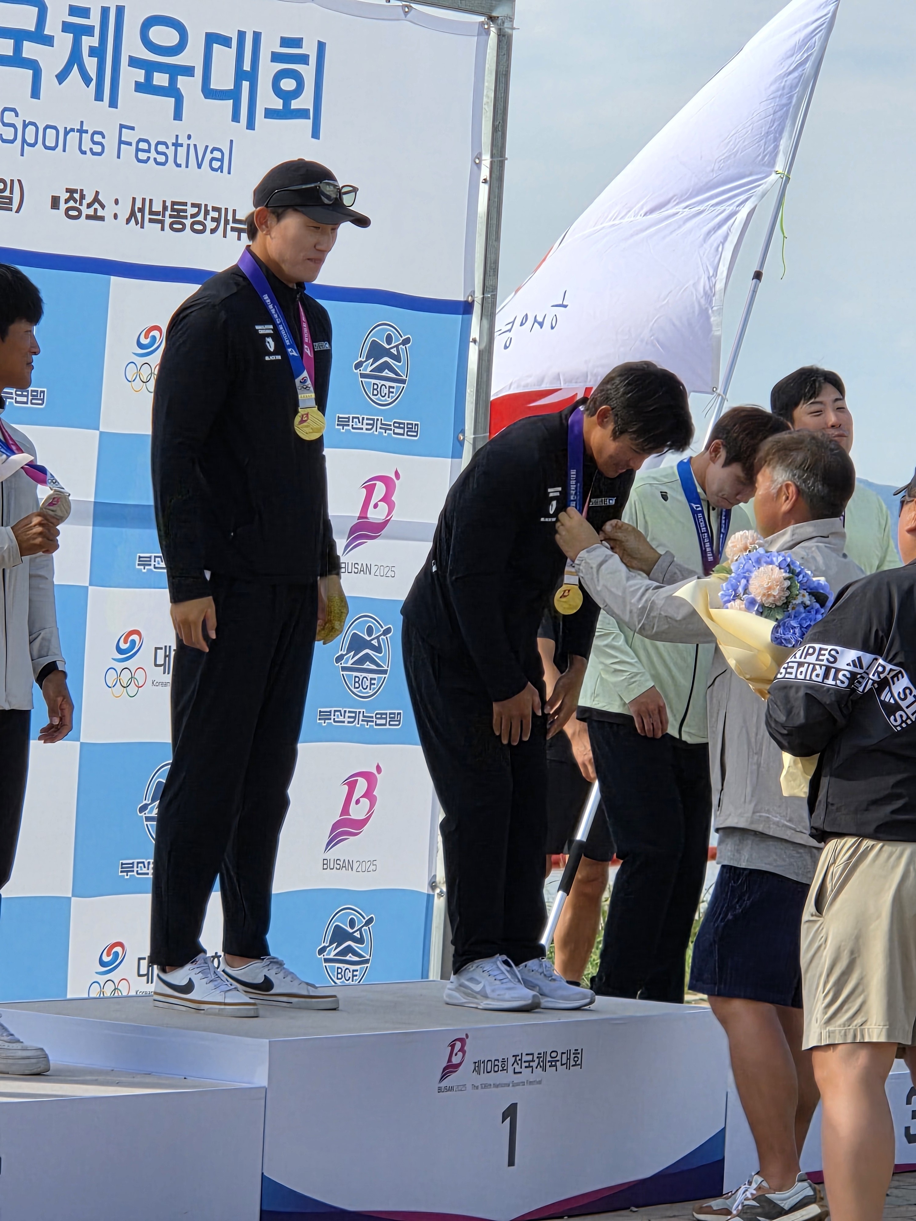 연수구의 직장운동경기부 연수구청 카누단이 지난달 26일부터 28일까지 부산 강서구 서낙동강 카누경기장에서 열린 제106회 전국체육대회에서 금메달 1개 은메달 3개 동메달 1개를 획득하며 인천시의 카누 종목 종합 2위 달성에 힘을 보탰다